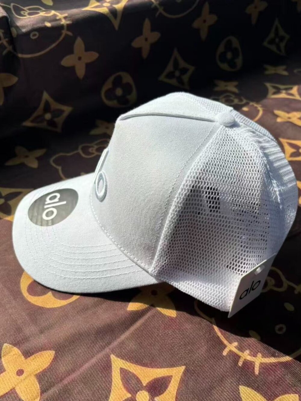 ๐ธ Alo White Trucker Hat Casual and Relaxed Style - Picture 2 of 4